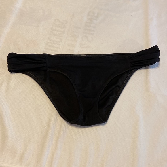 DEAL DEAL …Women’s bathing suit 👙 plus 1 top with 4 bottoms and a cover up. - Picture 7 of 11